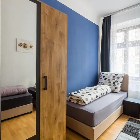 Mit Privatem Parkplatz 2-zimmer-fewo! Schoene Ausstattung, Perfekt Fuer Familien Und Gruppen, 5 Einzelne Betten, Frische Bettwaesche Und Handtuecher Inklusive De, Pl, Eng Leipzig