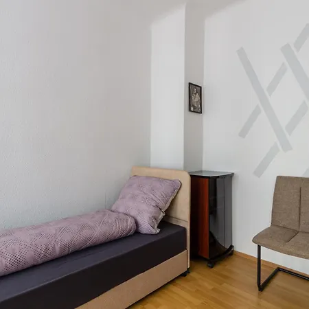 Mit Privatem Parkplatz 2-zimmer-fewo! Schoene Ausstattung, Perfekt Fuer Familien Und Gruppen, 5 Einzelne Betten, Frische Bettwaesche Und Handtuecher Inklusive De, Pl, Eng Apartment *