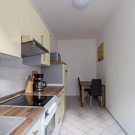 Apartment Mit Privatem Parkplatz 2-zimmer-fewo! Schoene Ausstattung, Perfekt Fuer Familien Und Gruppen, 5 Einzelne Betten, Frische Bettwaesche Und Handtuecher Inklusive De, Pl, Eng Leipzig