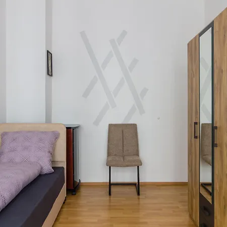 Mit Privatem Parkplatz 2-zimmer-fewo! Schoene Ausstattung, Perfekt Fuer Familien Und Gruppen, 5 Einzelne Betten, Frische Bettwaesche Und Handtuecher Inklusive De, Pl, Eng Leipzig