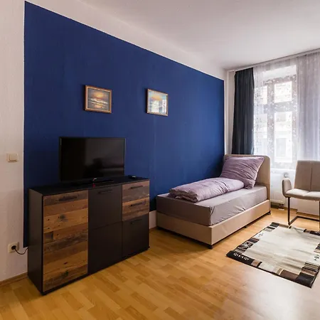 Mit Privatem Parkplatz 2-zimmer-fewo! Schoene Ausstattung, Perfekt Fuer Familien Und Gruppen, 5 Einzelne Betten, Frische Bettwaesche Und Handtuecher Inklusive De, Pl, Eng * Leipzig