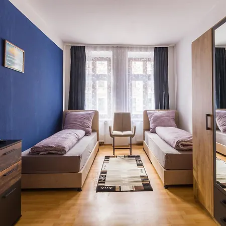 Mit Privatem Parkplatz 2-zimmer-fewo! Schoene Ausstattung, Perfekt Fuer Familien Und Gruppen, 5 Einzelne Betten, Frische Bettwaesche Und Handtuecher Inklusive De, Pl, Eng Apartment Leipzig