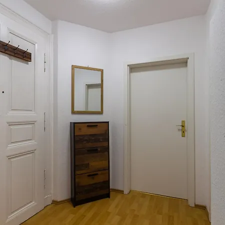Mit Privatem Parkplatz 2-zimmer-fewo! Schoene Ausstattung, Perfekt Fuer Familien Und Gruppen, 5 Einzelne Betten, Frische Bettwaesche Und Handtuecher Inklusive De, Pl, Eng *