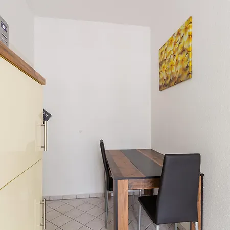 Mit Privatem Parkplatz 2-zimmer-fewo! Schoene Ausstattung, Perfekt Fuer Familien Und Gruppen, 5 Einzelne Betten, Frische Bettwaesche Und Handtuecher Inklusive De, Pl, Eng * Leipzig