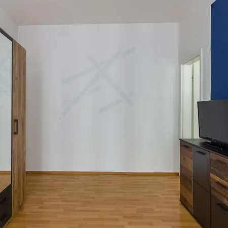 Mit Privatem Parkplatz 2-zimmer-fewo! Schoene Ausstattung, Perfekt Fuer Familien Und Gruppen, 5 Einzelne Betten, Frische Bettwaesche Und Handtuecher Inklusive De, Pl, Eng * Leipzig