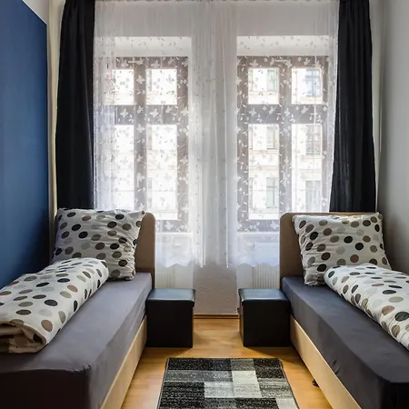 Mit Privatem Parkplatz 2-zimmer-fewo! Schoene Ausstattung, Perfekt Fuer Familien Und Gruppen, 5 Einzelne Betten, Frische Bettwaesche Und Handtuecher Inklusive De, Pl, Eng Apartment