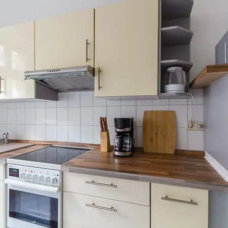 Mit Privatem Parkplatz 2-zimmer-fewo! Schoene Ausstattung, Perfekt Fuer Familien Und Gruppen, 5 Einzelne Betten, Frische Bettwaesche Und Handtuecher Inklusive De, Pl, Eng * Leipzig