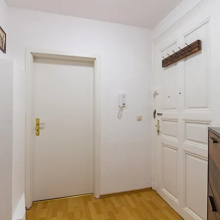 Mit Privatem Parkplatz 2-zimmer-fewo! Schoene Ausstattung, Perfekt Fuer Familien Und Gruppen, 5 Einzelne Betten, Frische Bettwaesche Und Handtuecher Inklusive De, Pl, Eng Apartment *