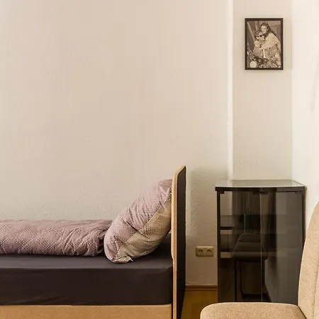 Mit Privatem Parkplatz 2-zimmer-fewo! Schoene Ausstattung, Perfekt Fuer Familien Und Gruppen, 5 Einzelne Betten, Frische Bettwaesche Und Handtuecher Inklusive De, Pl, Eng * Leipzig