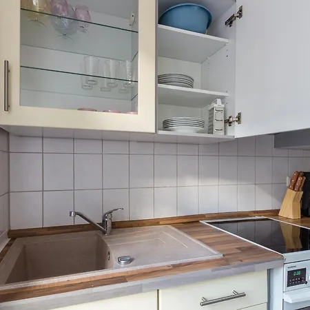 Mit Privatem Parkplatz 2-zimmer-fewo! Schoene Ausstattung, Perfekt Fuer Familien Und Gruppen, 5 Einzelne Betten, Frische Bettwaesche Und Handtuecher Inklusive De, Pl, Eng Apartment *
