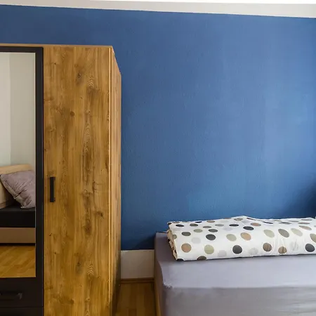 Mit Privatem Parkplatz 2-zimmer-fewo! Schoene Ausstattung, Perfekt Fuer Familien Und Gruppen, 5 Einzelne Betten, Frische Bettwaesche Und Handtuecher Inklusive De, Pl, Eng Apartment Leipzig