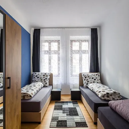 Apartment Mit Privatem Parkplatz 2-zimmer-fewo! Schoene Ausstattung, Perfekt Fuer Familien Und Gruppen, 5 Einzelne Betten, Frische Bettwaesche Und Handtuecher Inklusive De, Pl, Eng Leipzig